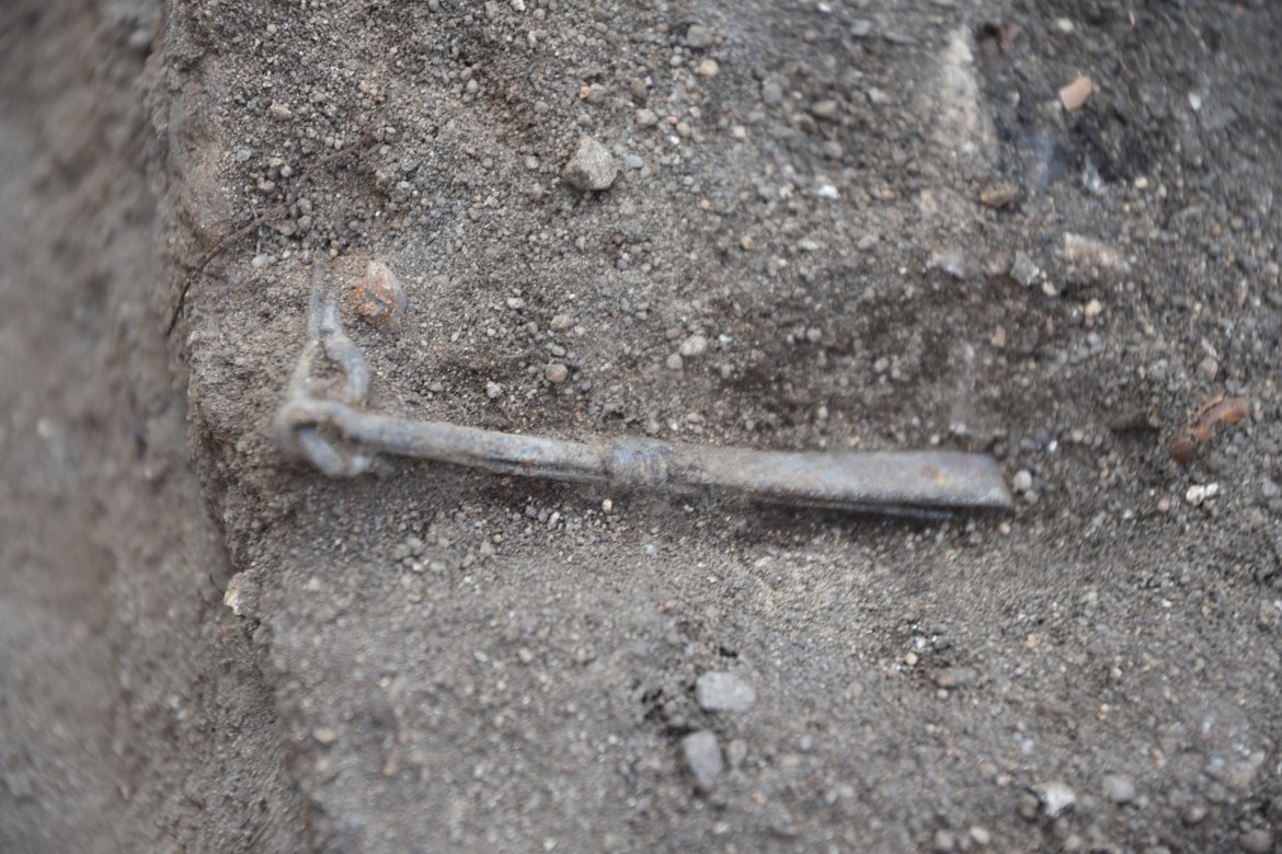 Prof. Andrzej Michałowski kontynuuje wykopaliska w Mirosławiu. Na zdjęciu jeden ze znalezionych artefaktów