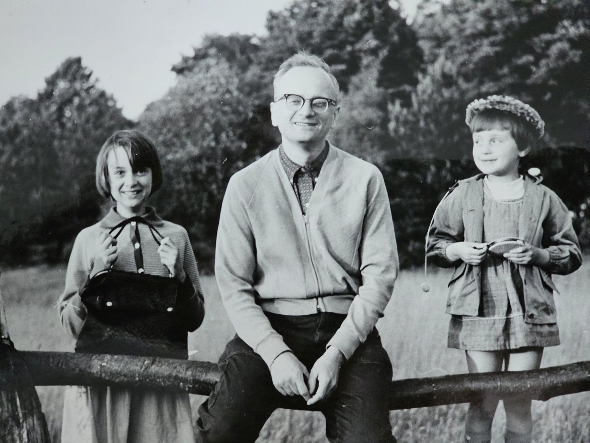 Jerzy Szweykowski z córkami (po lewej Marynka Szweykowska-Muradin, po prawej Zofia Szweykowska-Kulińska)