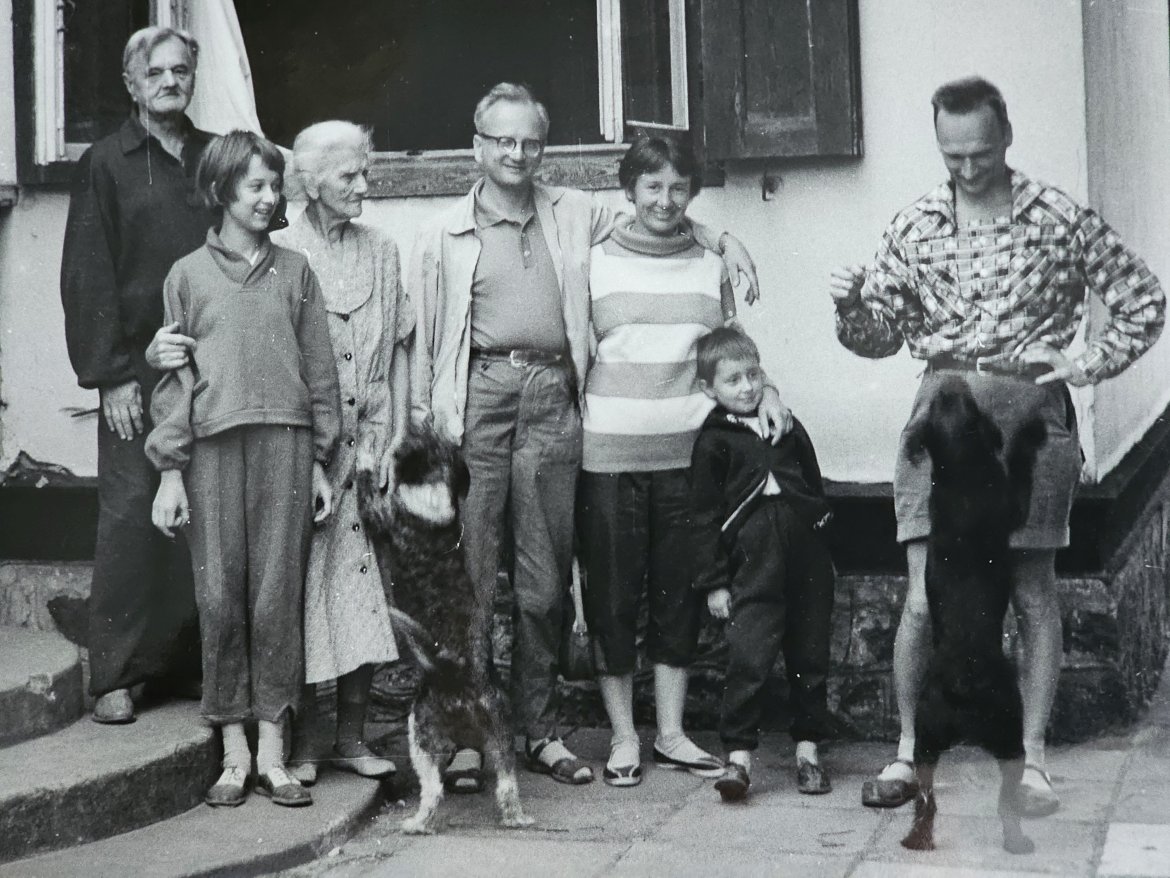 Dziadek, Zygmunt Szweykowski, Marynka Szweykowska-Muradin, prababcia Aniela Janiszewska, tata Jerzy Szweykowski, mama Alicja Szweykowska, Zofia Szweykowska-Kulinska i Zygmunt Szweykowski (brat taty)
