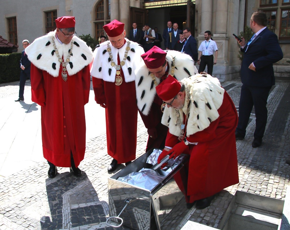 Wmurowanie Kapsuły Czasu przed Collegium Minus w 2019 roku