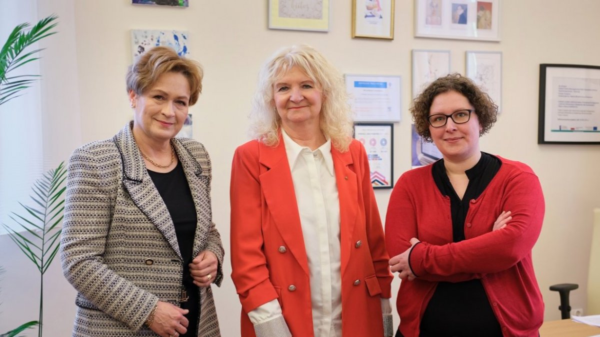 Na zdjęciu: prof. UAM Elżbieta Lesiewicz, prorektorka prof. Katarzyna Dziubalska-Kołaczyk, dr Agata Hauser, fot. W. Gardasz