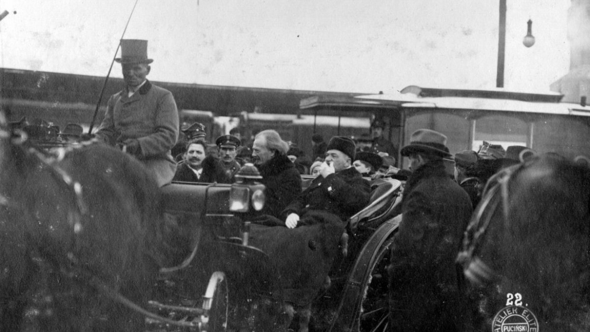 Mistrz Paderewski na poznańskim dworcu. Fot. Atelier Puciński