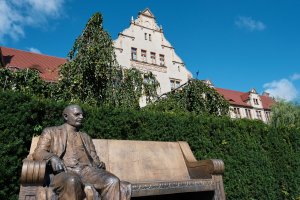 Ławeczka Heliodora Święcickiego przy Collegium Minus. fot. Władysław Gardasz