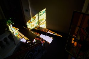 Cienie od witraży w Bibliotece Uniwersyteckiej w Poznaniu. fot. Władysław Gardasz