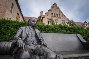 Pomnik – ławka prof. Heliodora Święcickiego fot. Adrian Wykrota