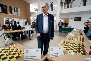 Symultana szachowa - arcymistrz Włodzimierz Schmidt