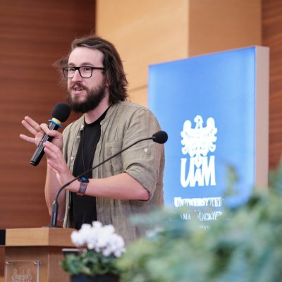 Karol Wójcicki (Z głową w gwiazdach) na konferencji Science communication – sztuka komunikowania nauki na UAM, fot. Władysław Gardasz