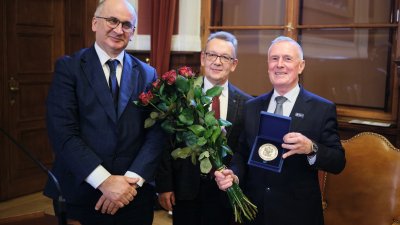 Prof. Tadeusz Stryjakiewicz z Medalem Homini Vere Academico, fot. Władysław Gardasz