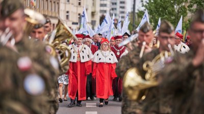 Przemarsz senatów UAM, UMP, UPP i AWF z okazji 105-lecia Uniwersytetu Poznańskiego. fot. Władysław Gardasz