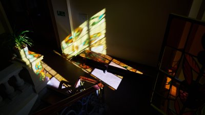 Cienie od witraży w Bibliotece Uniwersyteckiej w Poznaniu. fot. Władysław Gardasz