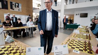 Symultana szachowa - arcymistrz Włodzimierz Schmidt