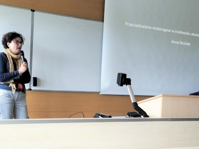 Prof. Anna Musiała i prof. Robert Kmieciak na szkoleniu o przeciwdziałaniu mobbingowi w środowisku akademickim