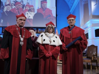 Przyznanie medalu PALMAE UNIVERSITATIS STUDIORUM POSNANIENSIS prof. Bronisławowi Marciniakowi. Fot. Władysław Gardasz