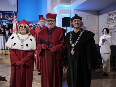 Przyznanie medalu PALMAE UNIVERSITATIS STUDIORUM POSNANIENSIS prof. Andrzejowi Lesickiemu. Fot. Władysław Gardasz