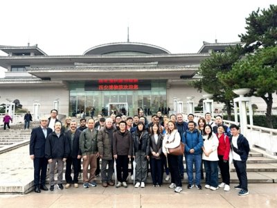 Uczestnicy konferencji CMSE 2025 przed wejściem do muzeum Terracotta Army.