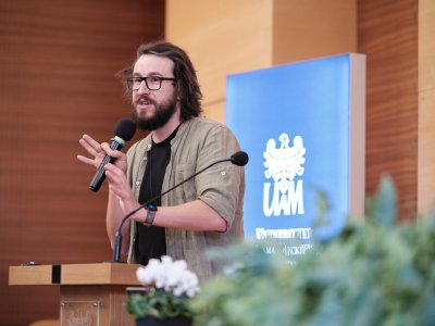 Karol Wójcicki (Z głową w gwiazdach) na konferencji Science communication – sztuka komunikowania nauki na UAM, fot. Władysław Gardasz