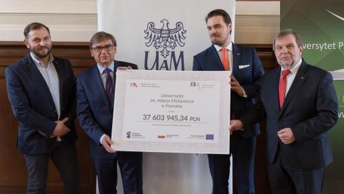 Czek od Narodowego Centrum Badań i Rozwoju, w ramach Programu Operacyjnego Wiedza Edukacja Rozwój na lata 2014-2020.