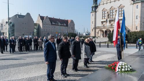 W przerwie obrad, członkowie Senatu wraz z władzami rektorskimi złożyli  wiązanki kwiatów pod pomnikiem Adama Mickiewicza na placu jego imienia