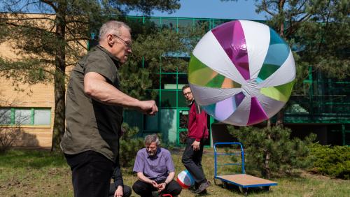 Próba do eksperymentu "Lewitujące piłeczki"