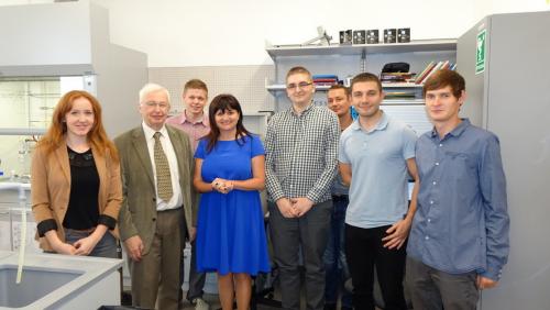 Na zdjęciu prof. Violetta Patroniak w uniwersyteckim otoczeniu