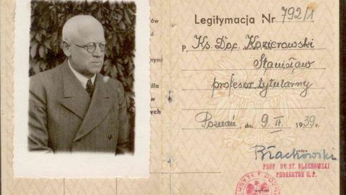 Wyjątkowe – bo bez sutanny – „cywilne”, pełne elegancji zdjęcie ks. Kozierowskiego zdobi jego legitymację wykładowcy uniwersyteckiego