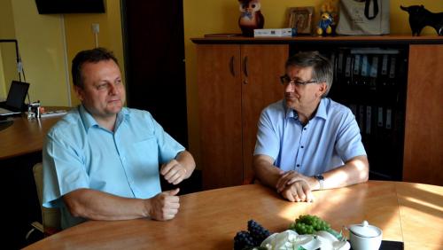 Burmistrz Tomasz Ciszewicz w rozmowie z prorektorem Tadeuszem Wallasem