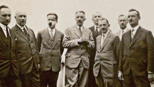 Bronisław Niklewski( w środku) w podróży studyjnej na Wileńszczyznę w roku 1930. Album podarowali wdzięczni uczestnicy wycieczki.