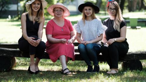 prof. Anna Brzezińska ze studentkami