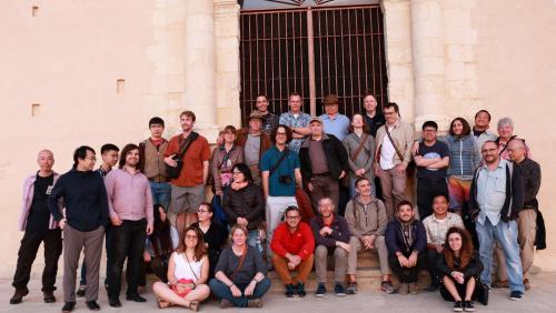 Naukowcy ekspedycji IODP 360 na tle kościoła San Matteo we wpisanym na listę UNESCO miasteczku Scicli na Sycylii. Czwarty z lewej strony dr Jakub Ciążela z UAM. (Fot. B. Ildefonse)