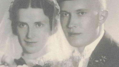 Aleksandra i Marian Smoczkiewiczowie w dniu ślubu w 1936 roku: pan młody w stroju korporacji akademickiej. Krótko trwało to szczęśliwe małżeństwo. Gdy we wrześniu 1939 roku ona leżała ciężko chora, po stracie świeżo urodzonej córeczki, on dostał wezwanie do gestapo. Wiedział, że jeśli się nie stawi, hitlerowcy będą nachodzić jego żonę. Chcąc jej tego oszczędzić, zgłosił się. Prawdopodobnie został rozstrzelany jako zakładnik. Nie wiadomo, gdzie został pochowany.