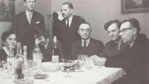 Od lewej profesorowie: Władysław Markiewicz, Witold Jakóbczyk, Janusz Pajewski, Czesław Łuczak, Zdzisław Grot. Prof. Jakóbczyk wychował wielu uczniów, wśród nich tak znakomitych jak Lech Trzeciakowski. Po latach, gdy pojawił się serial „Najdłuższa wojna nowoczesnej Europy” zwierzał się w wywiadach, że ma żal o wybranie na konsultanta filmu Trzeciakowskiego a nie jego, po czym dodaje rozbrajająco, że szybko pokłóciłby się z filmowcami, fot. Materiały Witolda Jakóbczyka w Archiwum PAN