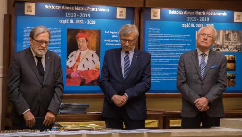 Tematem wystawy są biogramy, dokumenty i publikacje związane z Magnificencjami Uniwersytetu im. Adama Mickiewicza w Poznaniu urzędującymi od 1981 roku do chwili obecnej.