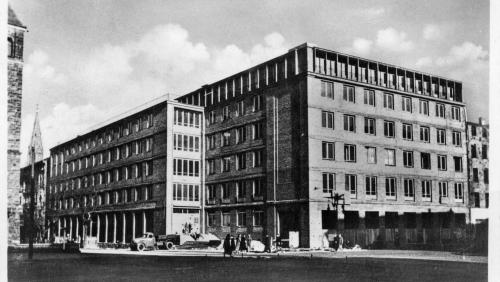 Gmach Komitetu Wojewódzkiego Polskiej Zjednoczonej Partii Robotniczej (obecnie Collegium Martineum) w czasie budowy, widok z narożnika ulic Kościuszki i Czerwonej Armii (obecnie ul. Święty Marcin), 1949-1959, R.S. Ulatowski / Cyryl