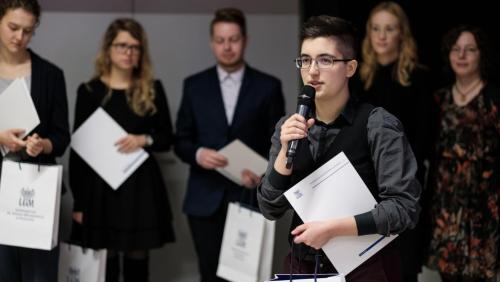 Dawid Rybak, zwycięzca konkursu organizowanego w ramach konferencji "Uczona, badaczka, naukowczyni - feminatywy w dyskursie akademickim", fot. Arian Wykrota