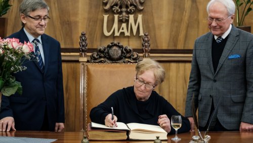 Elżbieta Bobrowska odebrała Medal "Za Zasługi dla Uniwersytetu im. Adama Mickiewicza" , fot. Adrian Wykrota