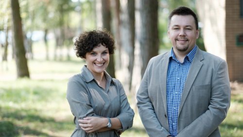 Dr Alicja Warowicka i prof. Robert Nawrot badają antywirusowe właściwości glistnika jaskółcze ziele, fot. Adrian Wykrota