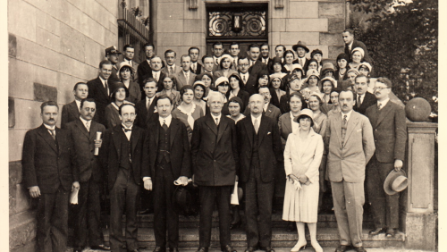 uczestnicy zjazdu z okazji 10-lecia istnienia Koła Przyrodników Uniwersytetu Poznańskiego w Poznaniu pod Aulą Uniwersytecką. Źródło: Archiwum KNP