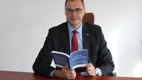 Założyciele i redaktorem naczelnym SSLLT jest prof. Mirosław Pawlak