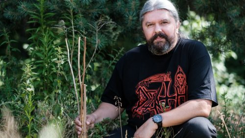 Dr Jacek Wendzonka prezentuje jedną z pomocy gniazdowych dla dzikich zapylaczy na Kampusie Morasko, fot. Adrian Wykrota