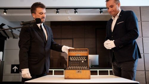 Centrum Szyfrów Enigma - Aleksander Ostasz i Mariusz Wiśniewski prezentują model niemieckiej maszyny szyfrującej, fot. Adrian Wykrota