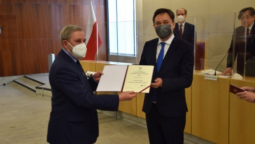 Prof. Roman Hauser został nagrodzony przez Rzecznika Praw Obywatelskich odznaką honorową „Za Zasługi dla Ochrony Praw Człowieka”.