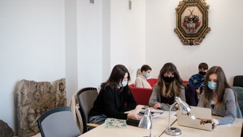 Zabytkowy kartusz w wydziałowej bibliotece. Fot. Adrian Wykrota