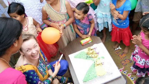 Natalia Bloch i jej przyjęcie urodzinowe w Hampi, Indie 2017 (fot. Nagaraj).
