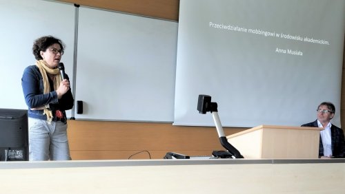 Prof. Anna Musiała i prof. Robert Kmieciak na szkoleniu o przeciwdziałaniu mobbingowi w środowisku akademickim