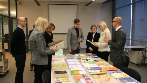 LG Energy Solution Wrocław podarowało książki Wydziałowi Neofilologii