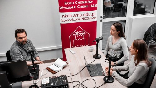 Na zdjęciu dr Michał Larek w trakcie nagrania