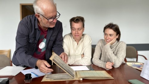 Na zdjęciu: Agata Wawarowska i Sebastian Kańczurzewski (członkowie zespołu) spotkali się z autorem fotografii sprzed 40 lat - prof. Andrzejem Florkowskim z ASP, a niegdyś… pracownikiem IHS UAM.