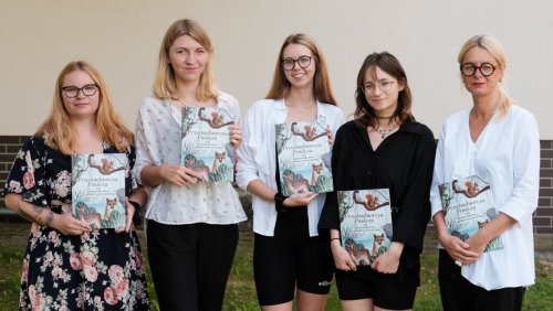 Na zdjęciu stoją kolejno od lewej: Julia Kwaśny, Zuzanna Koczorowska, Zuzanna Kicka, Aleksandra Jędrzejczyk i dr Izabela Cytlak, fot. Adrian Wykrota