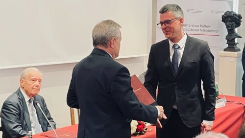 Prof. Forycki otrzymał nominację z rąk prof. Piotra Glińskiego, ministra kultury.
