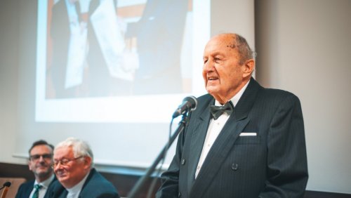 Księga jubileuszowa dla prof. Wojciecha Łączkowskiego Fot. Jakub Powałka